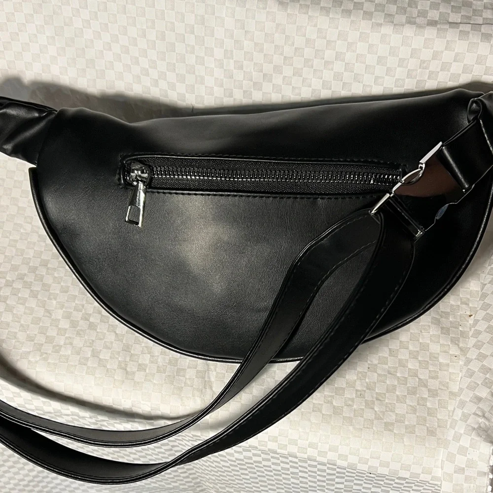 Chic Black Crossbody Bag with Pearl Details - Picture 2 of 4